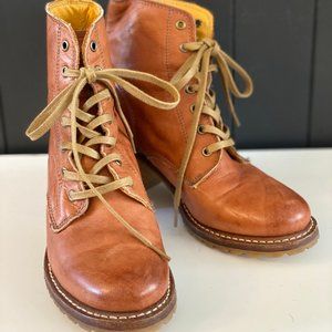Frye Sabrina 6G Lace Up Boot in Saddle - Size 7.5